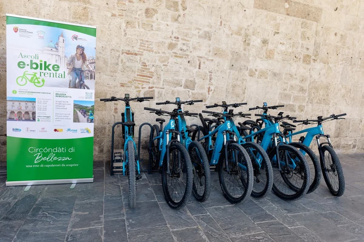 Inaugurato il nuovo "Ascoli e-Bike rental", 12 city bike elettriche a disposizione di cittadini e visitatori presso il Punto Informazioni Turistiche