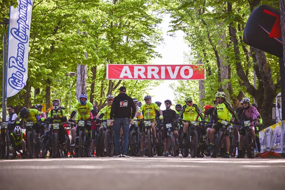 La Nove Fossi incanta incanta ancora: 700 bikers tra boschi, panorami e la novità gravel