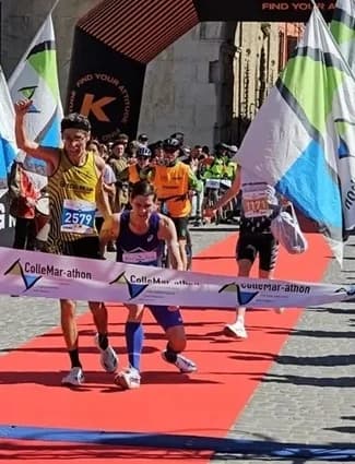 Cede prima del traguardo della maratona, il secondo lo aiuta a vincere