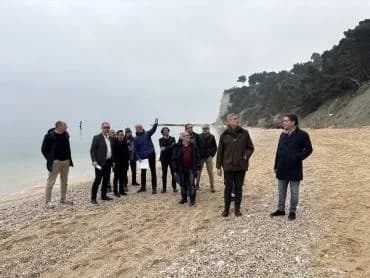 SIROLO, SOPRALLUOGO DEGLI ASSESSORI CONSOLI E BUGARO PER VALUTARE INTERVENTI URGENTI DI DIFESA DELLA COSTA, DELLA FALESIA E DEL CENTRO ABITATO