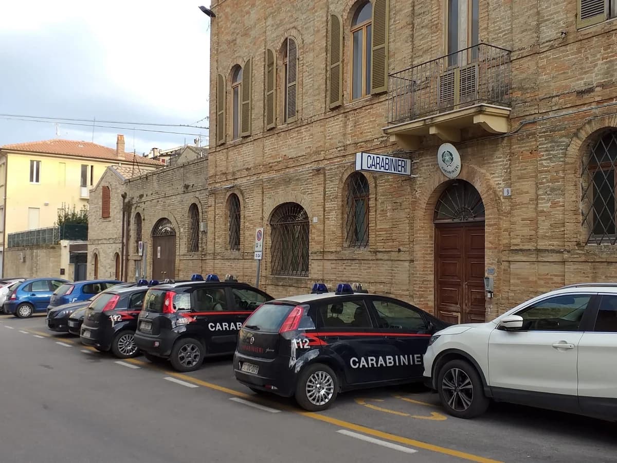 Offida - Vuole farla finita, ma viene salvato dai carabinieri