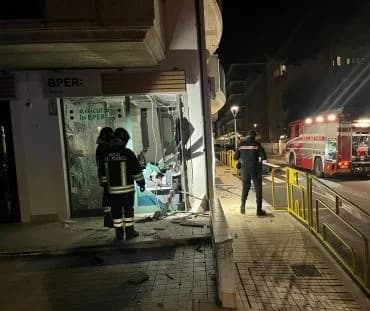 Pineto. Esplosione in palazzina per scardinare lo sportello bancomat. Ingenti i danni