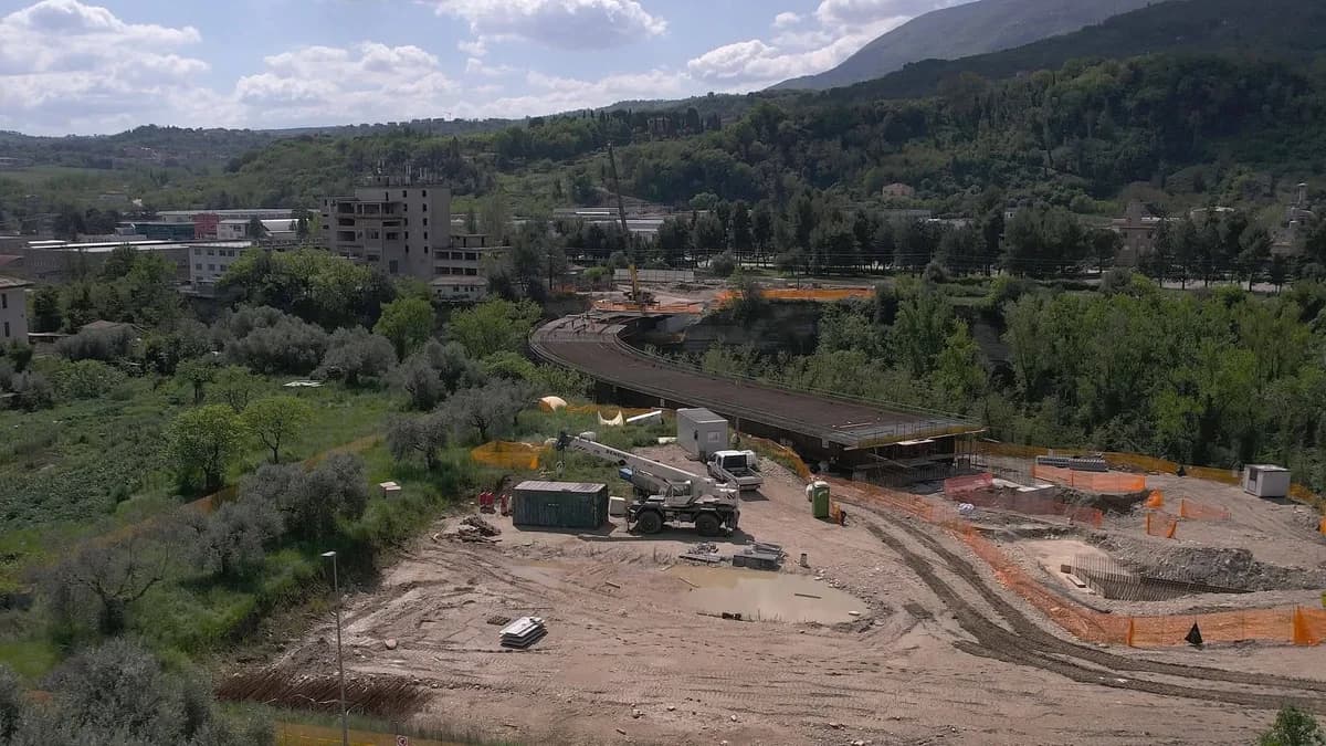 Ascoli Piceno - Lavori nel vivo, il ponte tra Monticelli e Castagneti sarà percorribile per l'estate